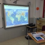 Uso de Pizarras Digitales en las aulas, con equipo de audio y conexión a INTERNET por cable.