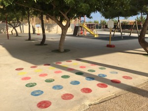 Juegos infantiles en la zona de Recreo pintados en el nuevo suelo.