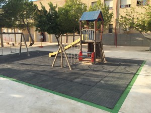 Rehabilitación de la zona de parque con caucho y pintura decorativa.