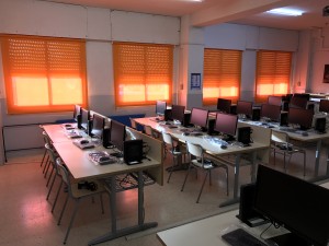 Estores enrollables de color en la estancia.