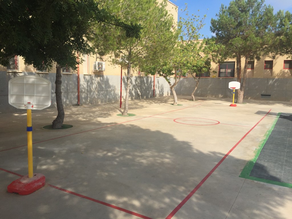 Pista de Mini-Basket en el patio de Infantil terminada este curso.