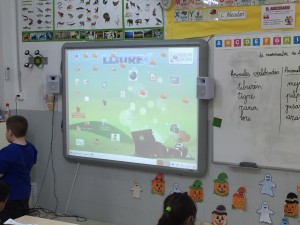 Uso de Pizarras Digitales en las aulas, con equipo de audio y conexión a INTERNET por cable.