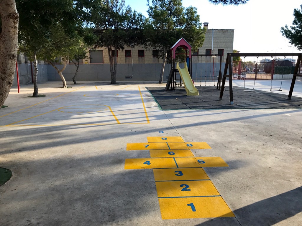 Vistas del Patio de Infantil con la zona de juegos en pavimento y el Parque.