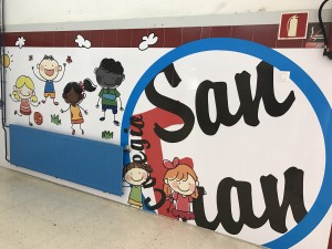 Decoración con Vinilo en la ENTRADA Principal del Centro. LOGO nuevo.