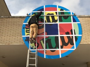 Colocación del LOGO del centro en la Fachada principal.